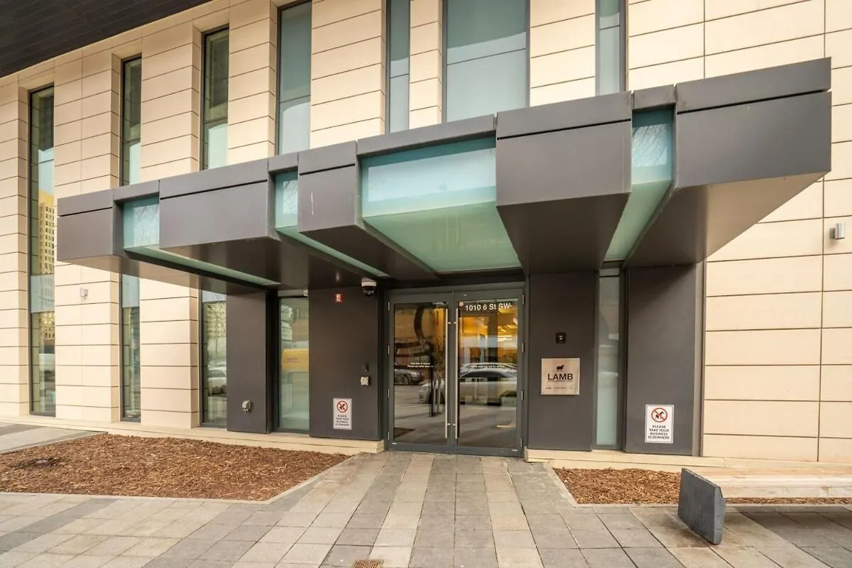 Stylish Condo With Exclusive Rooftop Pool Calgary Canada