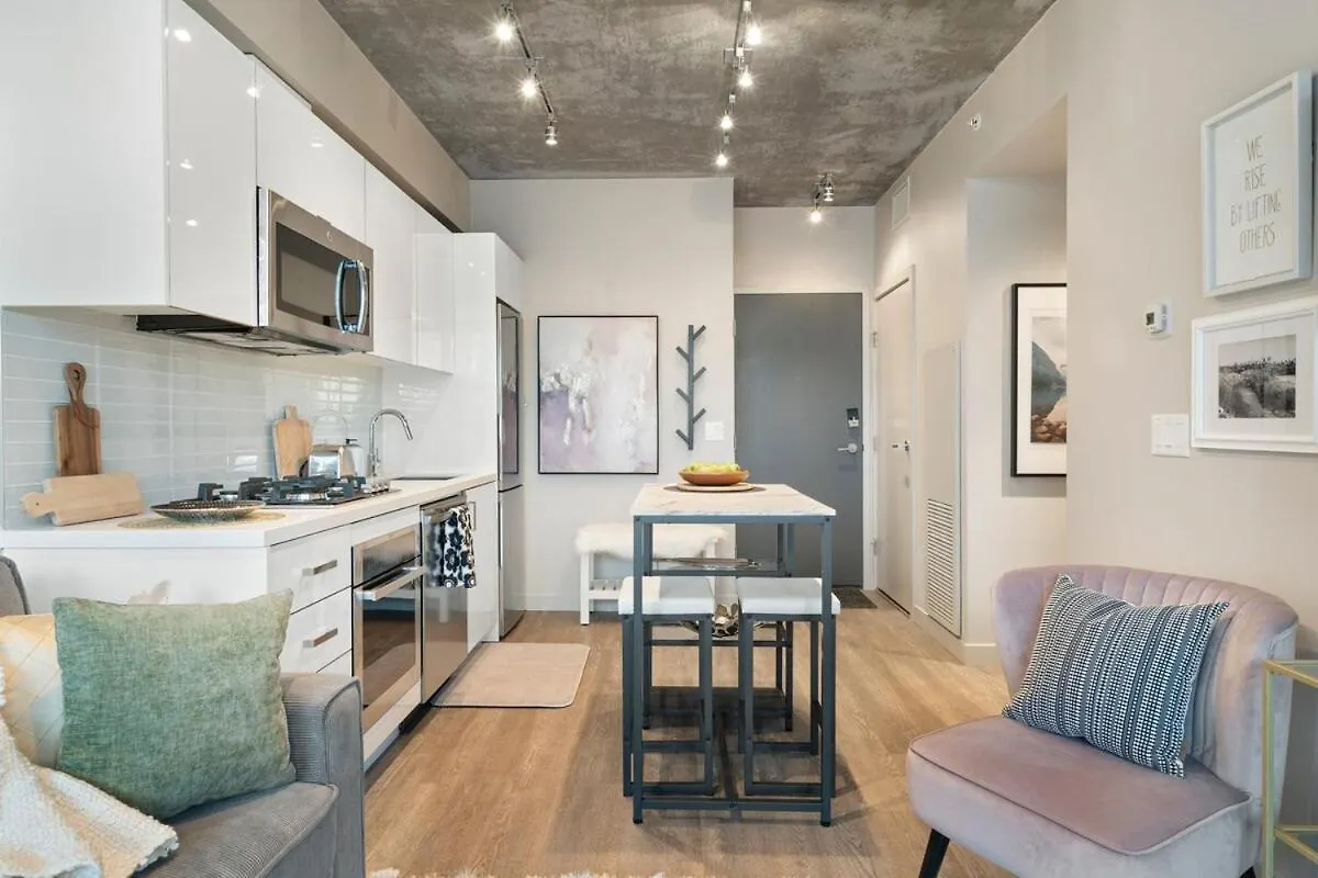 Apartment Stylish Condo With Exclusive Rooftop Pool Calgary
