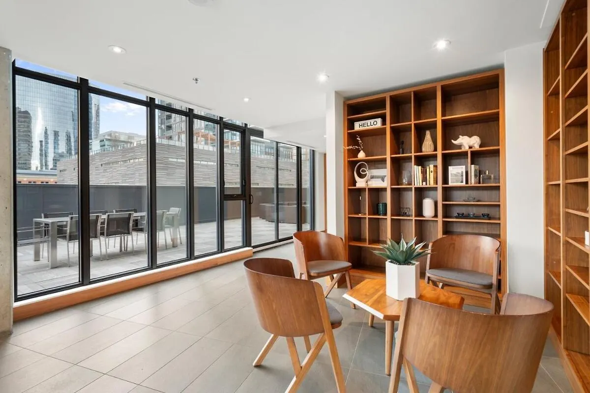 Stylish Condo With Exclusive Rooftop Pool Calgary