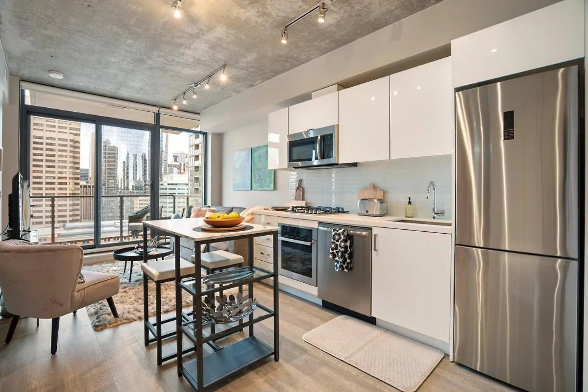 Stylish Condo With Exclusive Rooftop Pool Calgary 0*,
