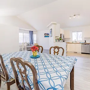 Main Floor Suite, 3 Bdr, 4bd Spacious And Cozy Calgary