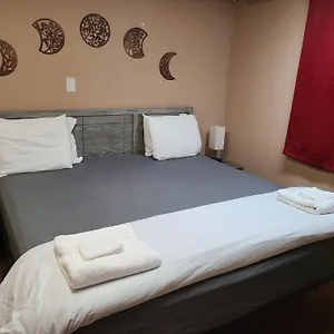 Cozy With Comfortable Beds And Fully Equipped Kitchen 15 Mins Drive From Airport, Downtown, Sait And U Of C And 80 Min Drive To Banff Maison d'hôtes