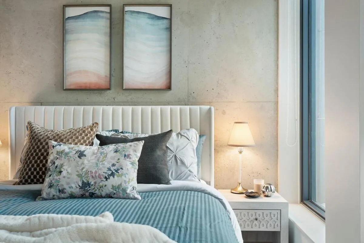 Stylish Condo With Exclusive Rooftop Pool Calgary 0*,