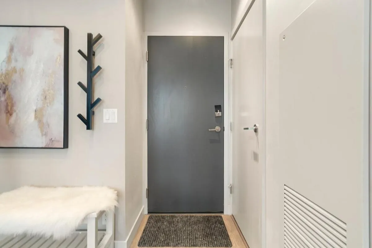 Apartment Stylish Condo With Exclusive Rooftop Pool Calgary