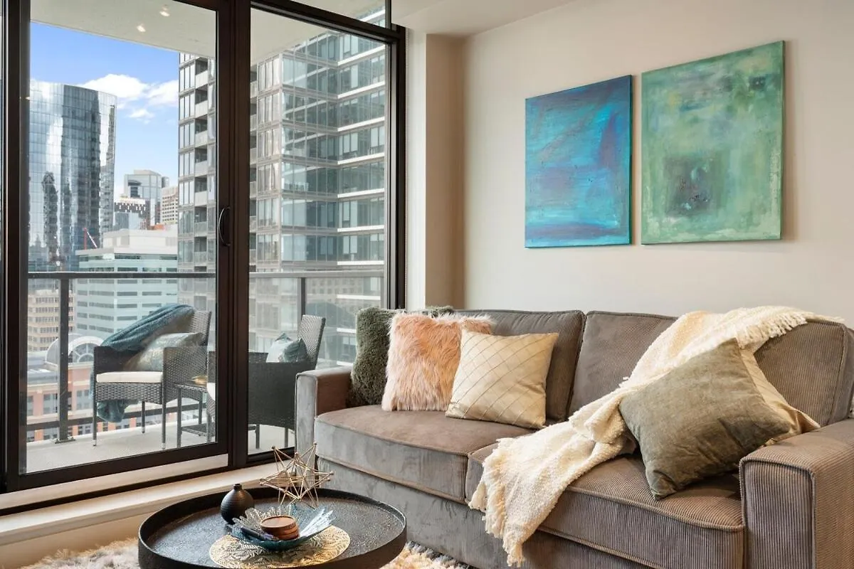 Stylish Condo With Exclusive Rooftop Pool Calgary
