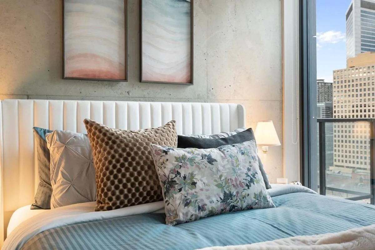 Apartment Stylish Condo With Exclusive Rooftop Pool Calgary
