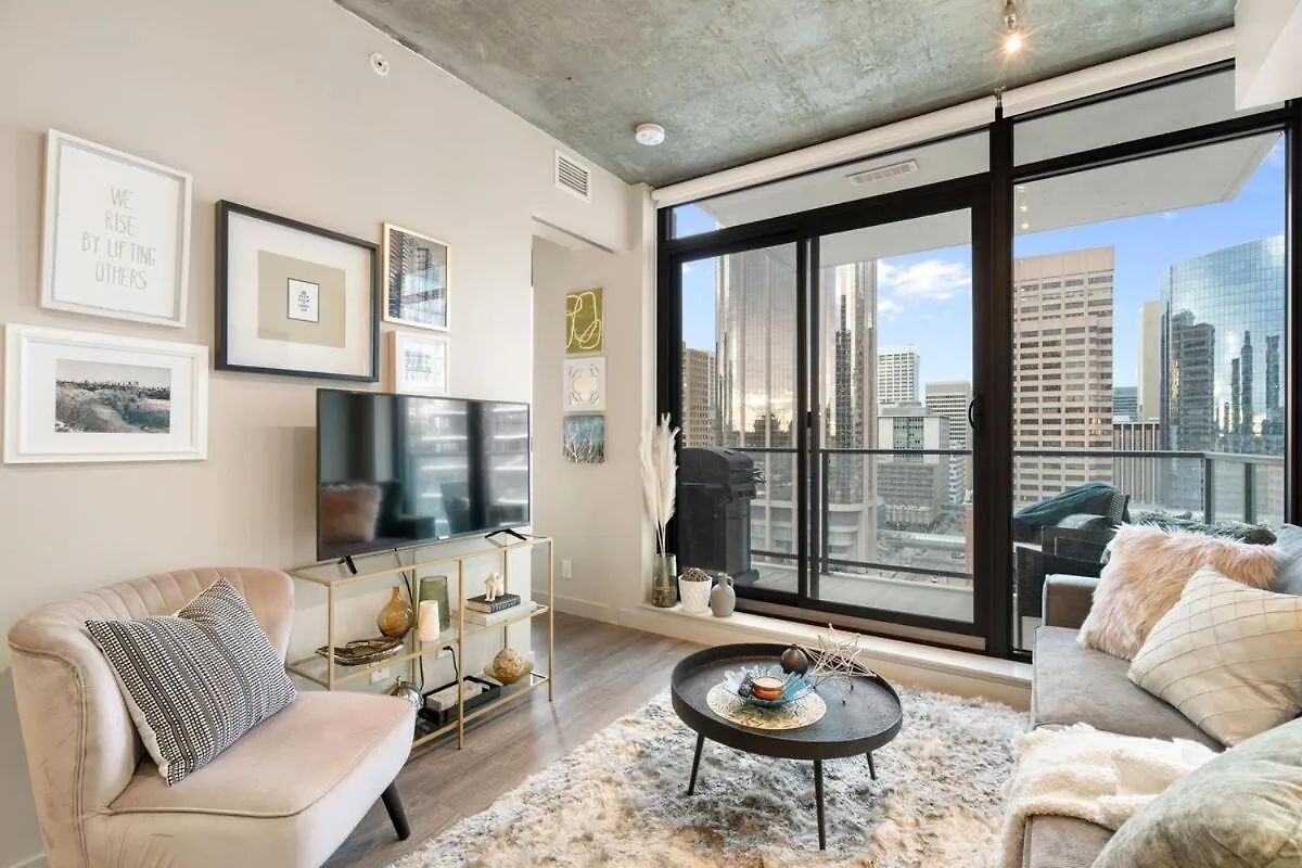 Apartment Stylish Condo With Exclusive Rooftop Pool Calgary
