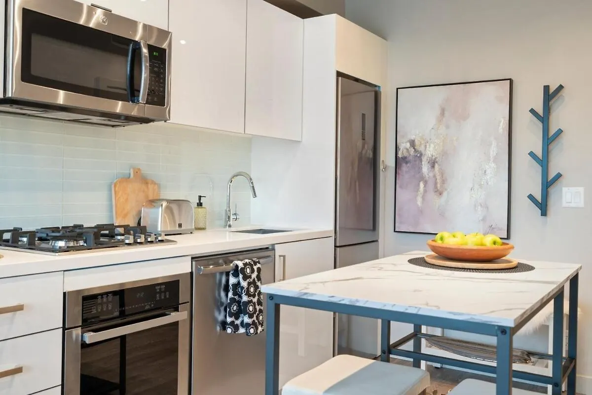 Stylish Condo With Exclusive Rooftop Pool Calgary