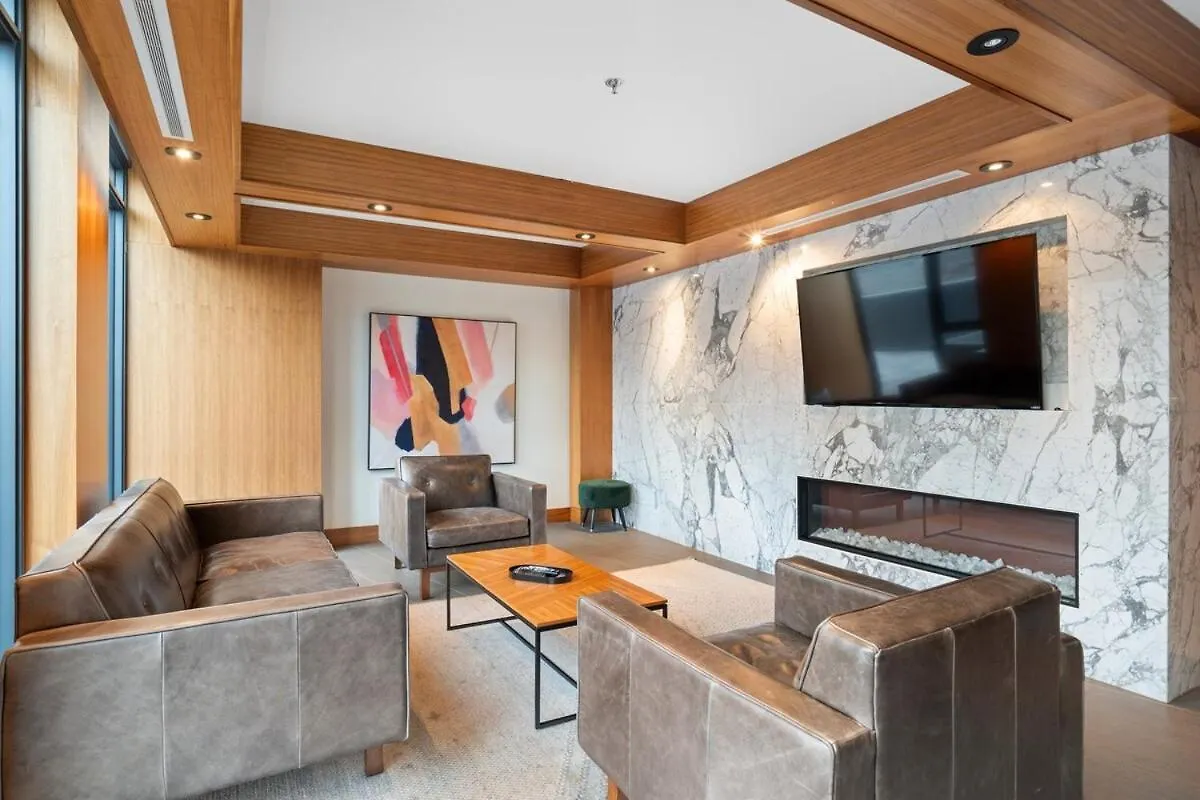 Stylish Condo With Exclusive Rooftop Pool Calgary