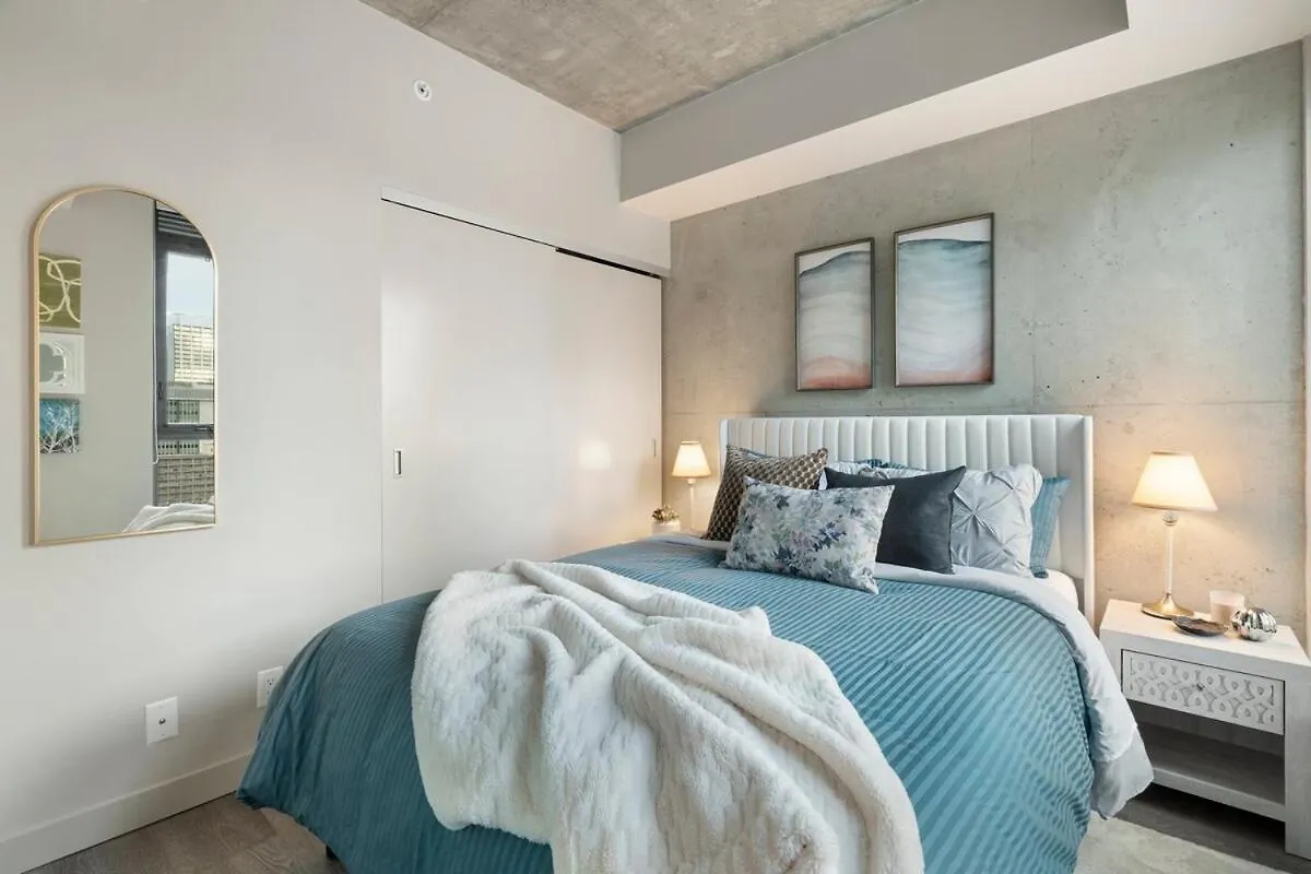 Apartment Stylish Condo With Exclusive Rooftop Pool Calgary Canada