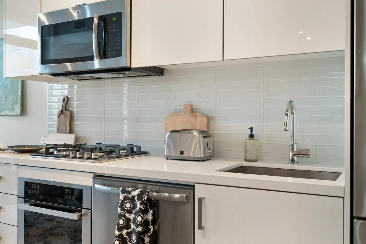 Stylish Condo With Exclusive Rooftop Pool Calgary Apartment