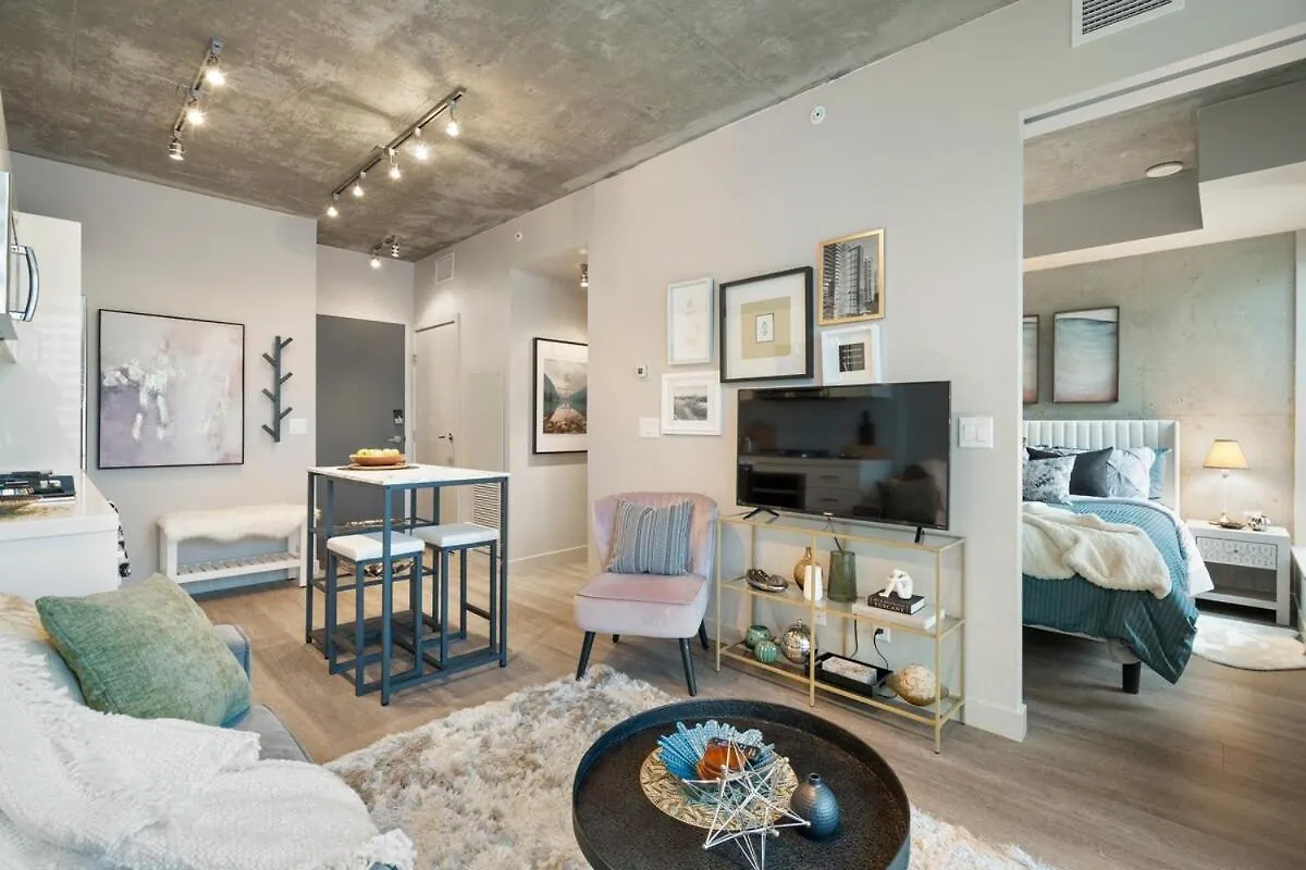 Stylish Condo With Exclusive Rooftop Pool Calgary