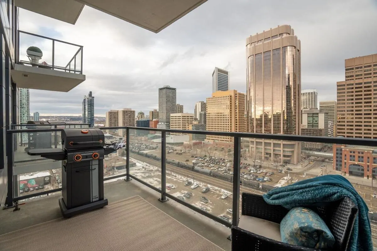 Stylish Condo With Exclusive Rooftop Pool Calgary Apartment
