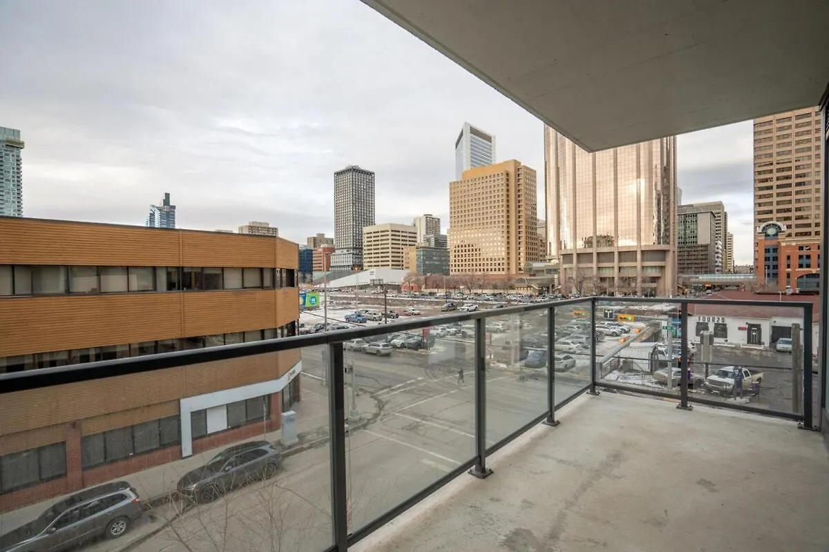 Stylish Condo With Exclusive Rooftop Pool Calgary 0*,