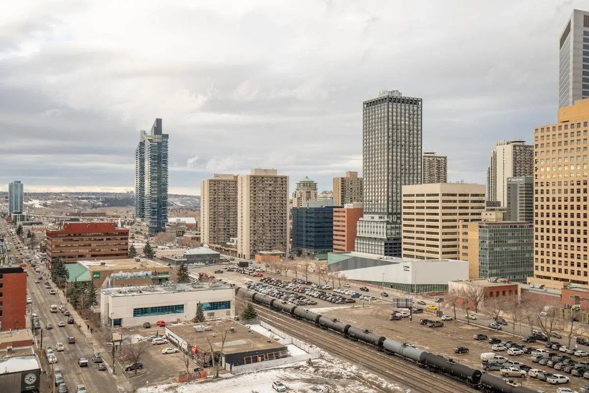 Stylish Condo With Exclusive Rooftop Pool Calgary