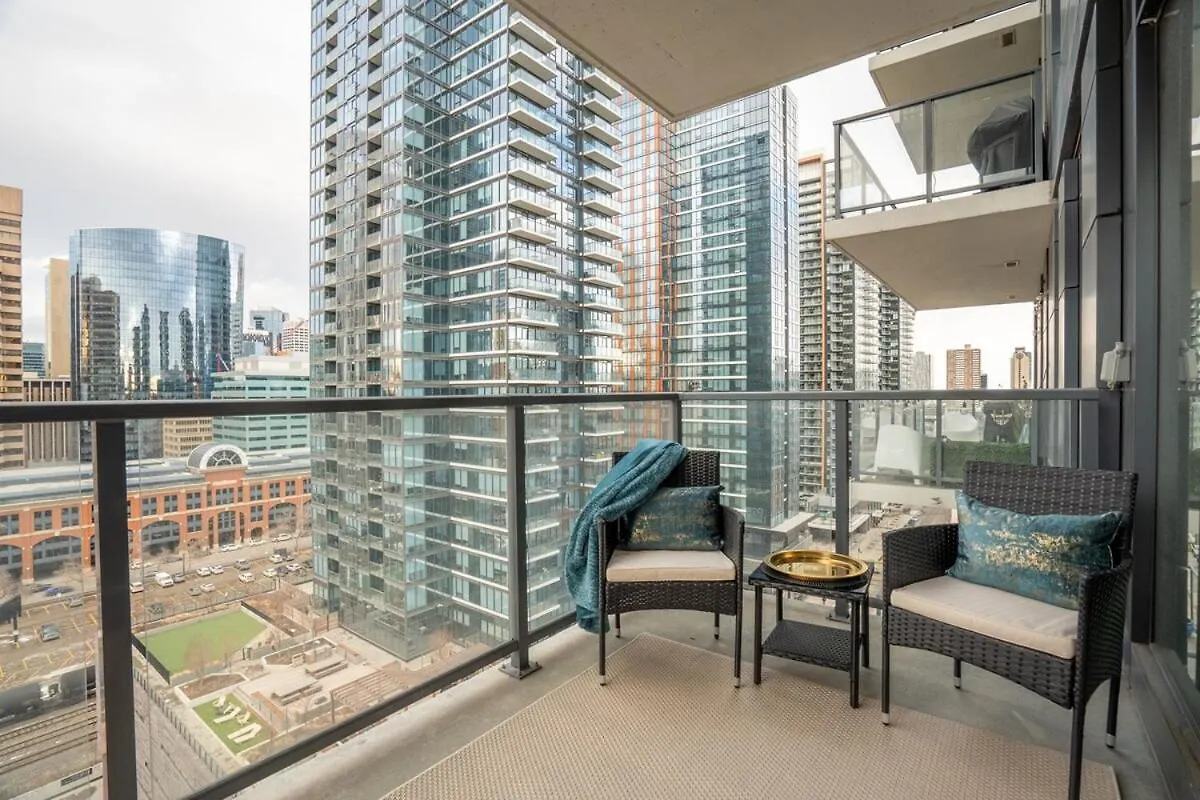 Stylish Condo With Exclusive Rooftop Pool Calgary
