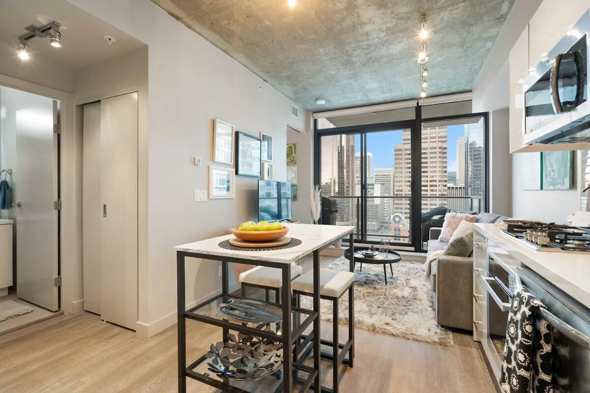 Apartment Stylish Condo With Exclusive Rooftop Pool Calgary