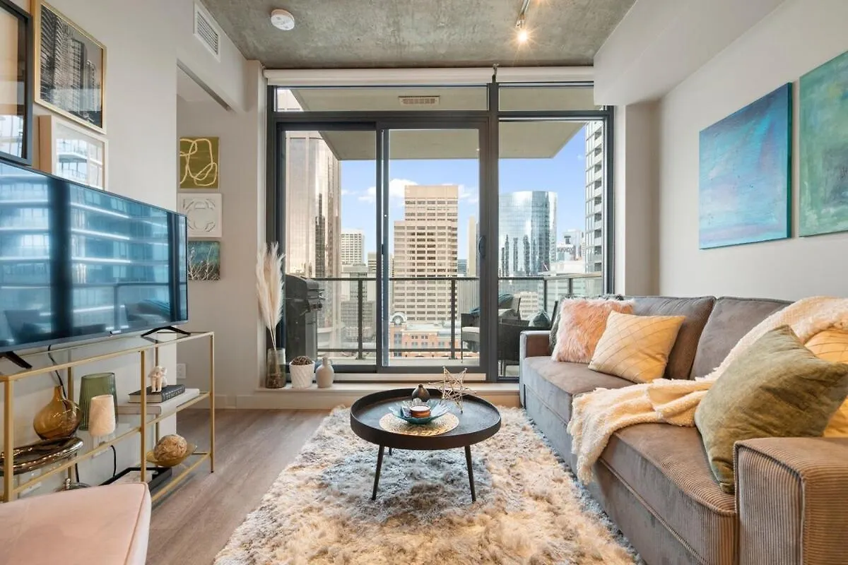 Stylish Condo With Exclusive Rooftop Pool Calgary